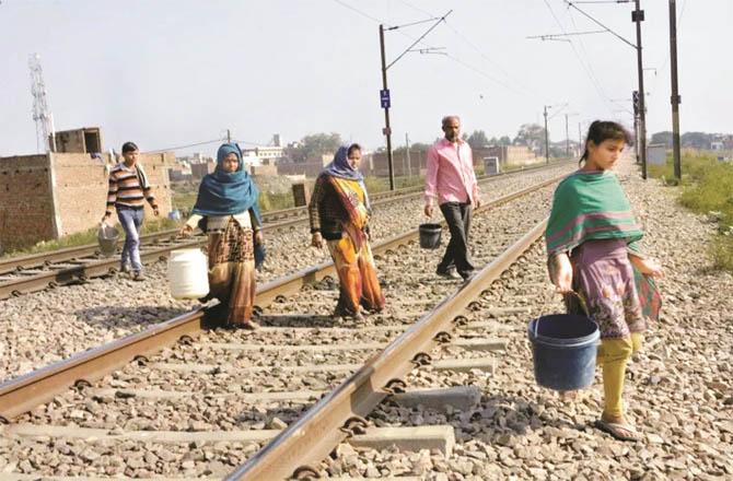 ferozabad: Residents of New Colony of Labor Colony are crossing the railway line for water.